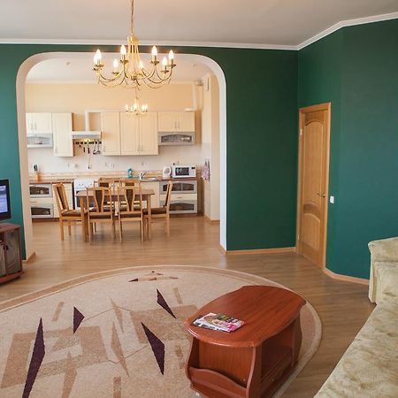 Apartment In 2 Min From Poznyaky Metro Station 基輔 外观 照片