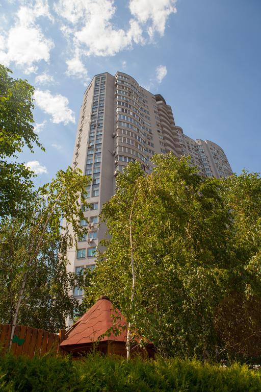 Apartment In 2 Min From Poznyaky Metro Station 基輔 外观 照片