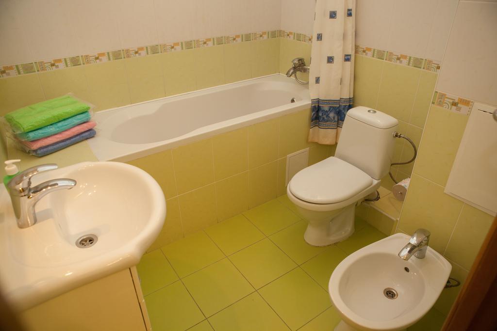 Apartment In 2 Min From Poznyaky Metro Station 基輔 外观 照片