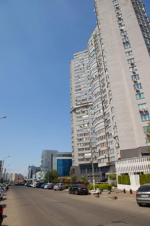 Apartment In 2 Min From Poznyaky Metro Station 基輔 外观 照片