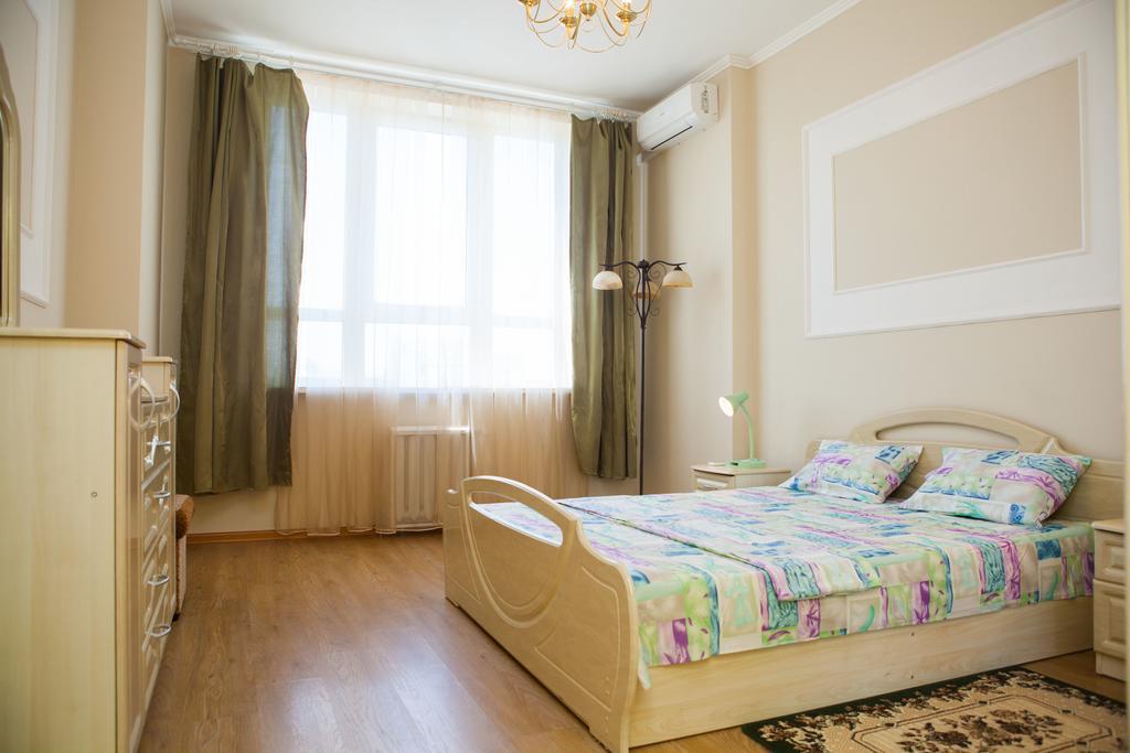 Apartment In 2 Min From Poznyaky Metro Station 基輔 外观 照片