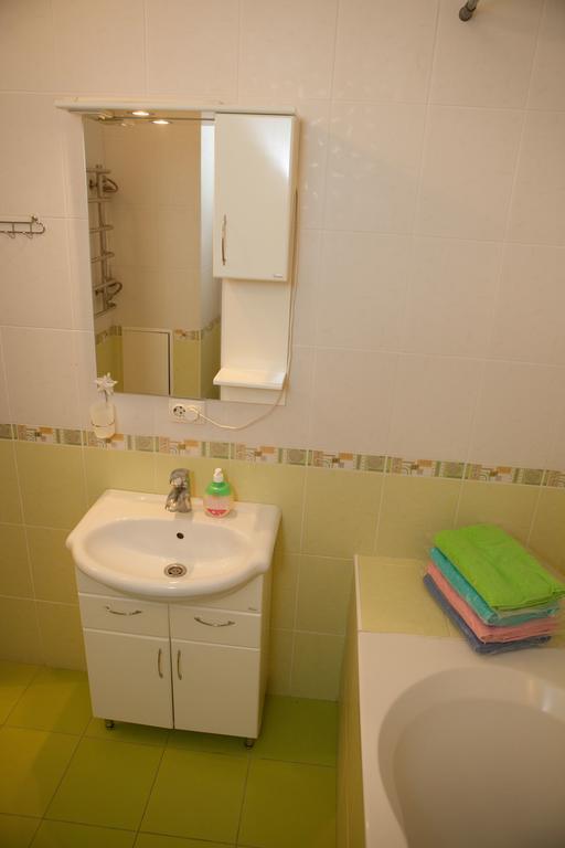 Apartment In 2 Min From Poznyaky Metro Station 基輔 外观 照片