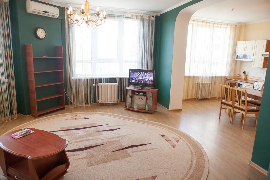 Apartment In 2 Min From Poznyaky Metro Station 基輔 外观 照片