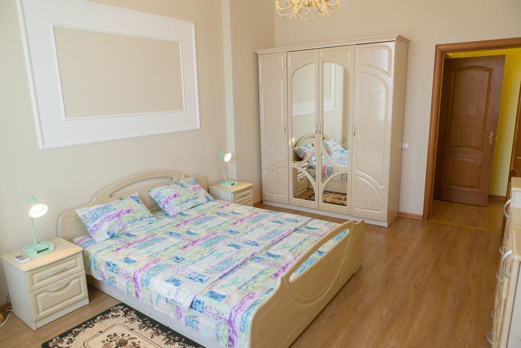 Apartment In 2 Min From Poznyaky Metro Station 基輔 外观 照片