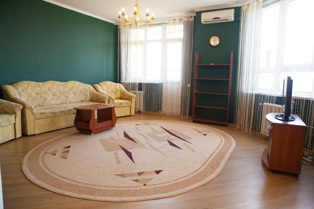 Apartment In 2 Min From Poznyaky Metro Station 基輔 外观 照片